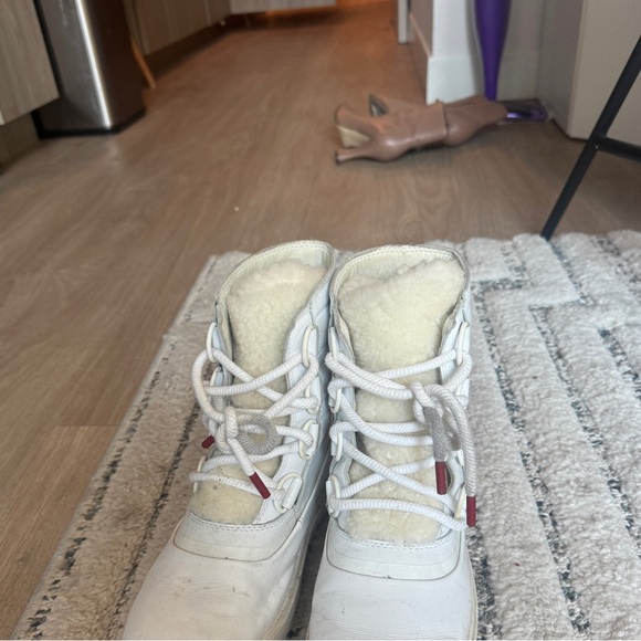 SOREL white winter boots with sherpa. Size 8.5 - Picture 4 of 4